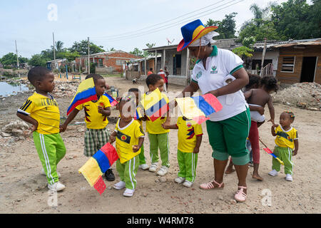 Juli 24, 2019, Cartagena, Bolivar, Kolumbien: Kinder halten Fahnen auf der La Boquilla während eines Clean-up-Sitzung in Cartagena. Fundacion CoraJeM in die Ausbildung und die Schaffung von Möglichkeiten für die Menschen in Not. Lehrt sie, Kultur und Werte, der es Ihnen ermöglicht, bis zu einer besseren Zukunft und Leben mit mehr Würde bauen. Credit: Enzo Tomasiello/SOPA Images/ZUMA Draht/Alamy leben Nachrichten Stockfoto