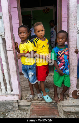 Juli 24, 2019, Cartagena, Bolivar, Kolumbien: Kinder posieren für ein Foto bei der La Boquilla während eines Clean-up-Sitzung in Cartagena. Fundacion CoraJeM arbeitet bei der Aufklärung und die Schaffung von Möglichkeiten für die Menschen in Not. Lehrt sie, Kultur und Werte, der es Ihnen ermöglicht, bis zu einer besseren Zukunft und Leben mit mehr Würde bauen. Credit: Enzo Tomasiello/SOPA Images/ZUMA Draht/Alamy leben Nachrichten Stockfoto