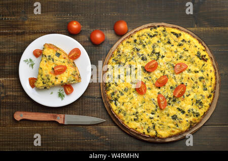Vegetarische frittata auf hölzernen Hintergrund, Ansicht von oben Stockfoto