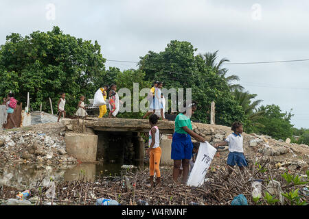 Juli 24, 2019, Cartagena, Bolivar, Kolumbien: Kinder sammeln Kunststoffabfälle an der La Boquilla während eines Clean-up-Sitzung in Cartagena. Fundacion CoraJeM in die Ausbildung und die Schaffung von Möglichkeiten für die Menschen in Not. Lehrt sie, Kultur und Werte, der es Ihnen ermöglicht, bis zu einer besseren Zukunft und Leben mit mehr Würde bauen. Credit: Enzo Tomasiello/SOPA Images/ZUMA Draht/Alamy leben Nachrichten Stockfoto