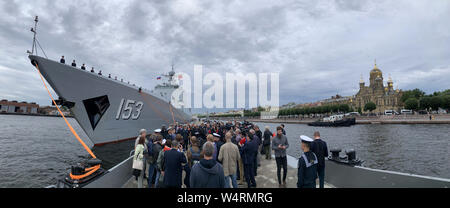 St. Petersburg, Russland. 24. Juli, 2019. Menschen besuchen eine Veranstaltung der Chinesischen missile Destroyer' Xi'An' der 32. chinesischen Naval escort Flotte in St. Petersburg, Russland, March 24, 2019 willkommen zu heißen. Chinese missile Destroyer' Xi'An' der 32. chinesischen Naval escort Flotte hier angekommen Mittwoch für einen Besuch und wir würden an der Veranstaltung teilnehmen Russlands Marine Tag zu feiern. Credit: Lu Jinbo/Xinhua/Alamy leben Nachrichten Stockfoto