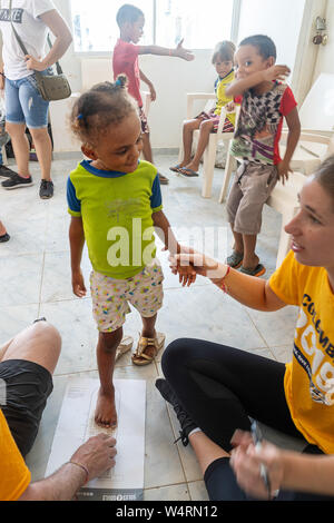 Juli 24, 2019, Cartagena, Bolivar, Kolumbien: Kinder im La Boquilla während eines Clean-up-Sitzung in Cartagena. Fundacion CoraJeM arbeitet bei der Aufklärung und die Schaffung von Möglichkeiten für die Menschen in Not. Lehrt sie, Kultur und Werte, der es Ihnen ermöglicht, bis zu einer besseren Zukunft und Leben mit mehr Würde bauen. Credit: Enzo Tomasiello/SOPA Images/ZUMA Draht/Alamy leben Nachrichten Stockfoto