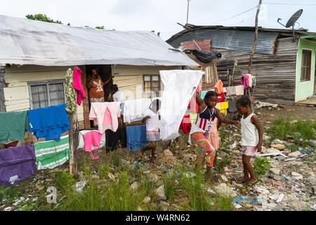 Juli 24, 2019, Cartagena, Bolivar, Kolumbien: Kinder im La Boquilla während eines Clean-up-Sitzung in Cartagena. Fundacion CoraJeM arbeitet bei der Aufklärung und die Schaffung von Möglichkeiten für die Menschen in Not. Lehrt sie, Kultur und Werte, der es Ihnen ermöglicht, bis zu einer besseren Zukunft und Leben mit mehr Würde bauen. Credit: Enzo Tomasiello/SOPA Images/ZUMA Draht/Alamy leben Nachrichten Stockfoto