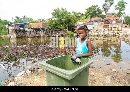 Juli 24, 2019, Cartagena, Bolivar, Kolumbien: Ein junges Mädchen an der La Boquilla während eines Clean-up-Sitzung in Cartagena. Fundacion CoraJeM arbeitet bei der Aufklärung und die Schaffung von Möglichkeiten für die Menschen in Not. Lehrt sie, Kultur und Werte, der es Ihnen ermöglicht, bis zu einer besseren Zukunft und Leben mit mehr Würde bauen. Credit: Enzo Tomasiello/SOPA Images/ZUMA Draht/Alamy leben Nachrichten Stockfoto