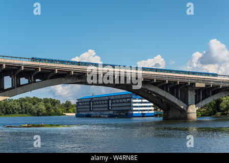 Kiew, Ukraine - Juli 13, 2019: U-Brücke ist Teil der Brovarsky Aussicht über den Fluss Dnjepr in Kiew, der Hauptstadt der Ukraine constru Stockfoto