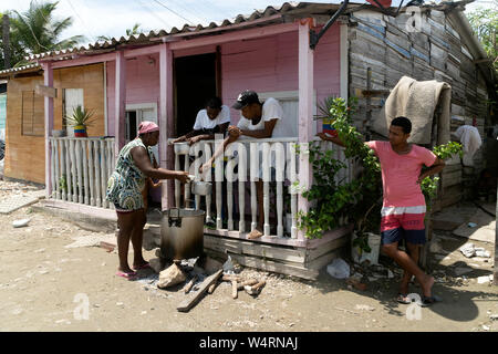 Juli 24, 2019, Cartagena, Bolivar, Kolumbien: eine Dame serviert Ihnen eine Mahlzeit im La Boquilla während eines Clean-up-Sitzung in Cartagena. Fundacion CoraJeM arbeitet bei der Aufklärung und die Schaffung von Möglichkeiten für die Menschen in Not. Lehrt sie, Kultur und Werte, der es Ihnen ermöglicht, bis zu einer besseren Zukunft und Leben mit mehr Würde bauen. Credit: Enzo Tomasiello/SOPA Images/ZUMA Draht/Alamy leben Nachrichten Stockfoto