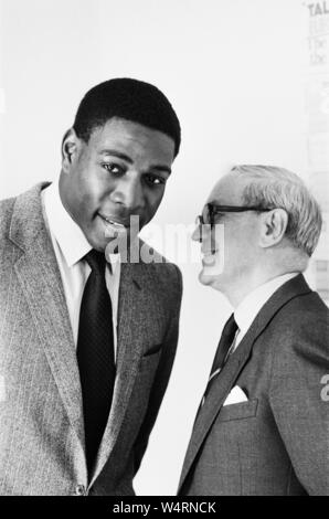 Boxer Frank Bruno und TV-Moderator Harry Zimmermann für seine doppelte Handeln mit British Boxing große Bruno bekannt, Zimmermann stellte auch Sportsnight, Tribüne und Sport Persönlichkeit des Jahres. (Bild) Frank Bruno mit Harry Zimmermann auf ein Foto schießen. 22. Mai 1986 Stockfoto