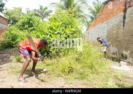 Juli 24, 2019, Cartagena, Bolivar, Kolumbien: Junge Männer Sträucher Clearing bei der La Boquilla während eines Clean-up-Sitzung in Cartagena. Fundacion CoraJeM arbeitet bei der Aufklärung und die Schaffung von Möglichkeiten für die Menschen in Not. Lehrt sie, Kultur und Werte, der es Ihnen ermöglicht, bis zu einer besseren Zukunft und Leben mit mehr Würde bauen. Credit: Enzo Tomasiello/SOPA Images/ZUMA Draht/Alamy leben Nachrichten Stockfoto