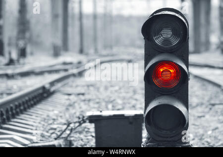 Ampel zeigt rotes Signal am Bahnhof. Rotes Licht Stockfoto