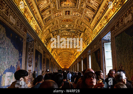 Rom, Italien, 28. JUNI 2019: Masse der Touristen zu Fuß und in der Vatikanischen Museen Stockfoto