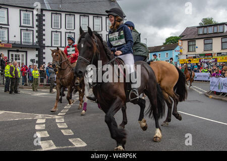 Start der Man v Pferd Marathon Race, Llanwrtyd Wells, Powys, Wales. 2019. Stockfoto