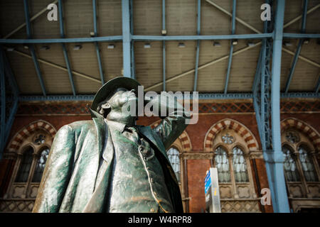 Bahnhof St Pancras, London, Großbritannien, 17. Juli 2019, Statue von Sir John Betjeman Stockfoto