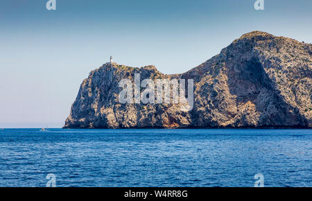 MALLORCA, SPANIEN - Juli 5, 2019: Das Kap Formentor (in Spanisch: Cap Formentor) und die Weit de Formentor Leuchtturm am 5. Juli 2019 auf Mallorca, in Spanien gesehen. Stockfoto