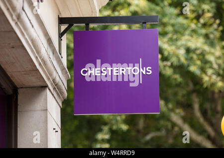 London, Großbritannien, 17. Juli 2019, Chestertons Zeichen in London Stockfoto