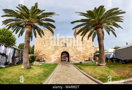 ALCUDIA, Spanien - 7. Juli 2019: Die Porta del Moll Tor ist am 7. Juli 2019 in Alcudia, Spanien gesehen. Stockfoto