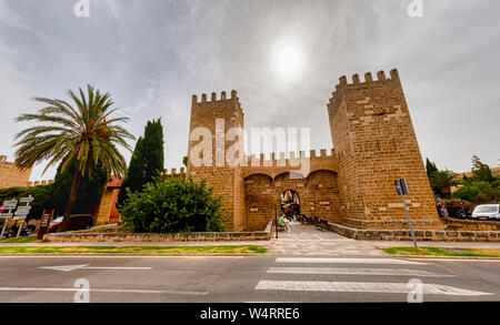 ALCUDIA, Spanien - 7. Juli 2019: Die "Porta de Sant Sebastià o Porta de Mallorca Tor ist am 7. Juli 2019 in Alcudia, Spanien gesehen. Stockfoto