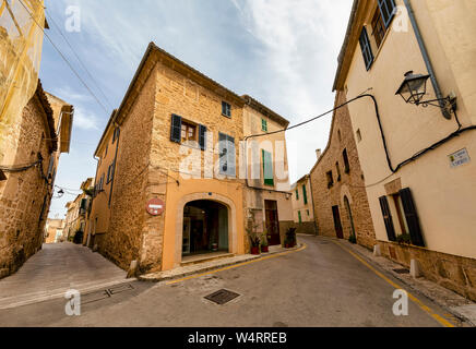 ALCUDIA, SPANIEN - Juli 7, 2019: Häuser und Gassen der Altstadt sind am 7. Juli 2019 in Alcudia, Spanien gesehen. Stockfoto