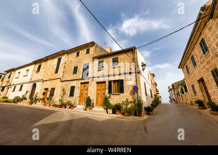 ALCUDIA, SPANIEN - Juli 7, 2019: Häuser und Gassen der Altstadt sind am 7. Juli 2019 in Alcudia, Spanien gesehen. Stockfoto