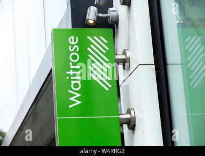 London, Großbritannien, 17. Juli 2019, Waitrose Zeichen Stockfoto