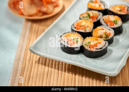 Koreanische roll Gimbap (kimbob) von gedämpftem Reis (BAP) und verschiedenen anderen Zutaten Stockfoto