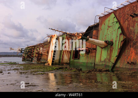 Die Gekentert Bangkai Kapal FV Wikingerschiff Stockfoto