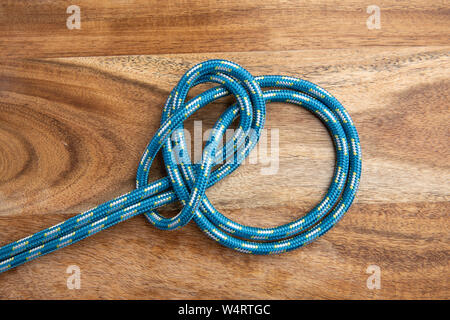 Palstek auf Bight Knoten auf Holz- Hintergrund. Seil Knoten. Stockfoto