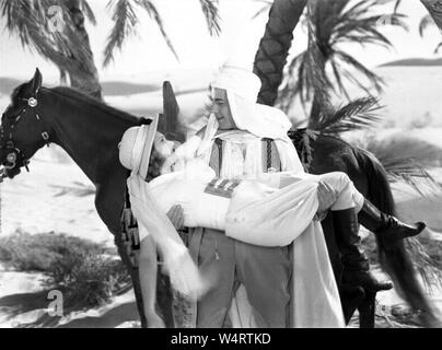 RAMON NAVARRO (1899-1968) mexikanisch-amerikanischen Filmschauspieler mit Agnes Ayres in der Scheich (1921) Stockfoto