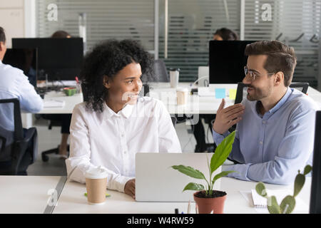 Freundlich Mentor erklären, African American intern Neues Projekt Stockfoto