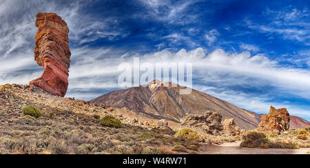 Felsen Roque cinchado vor Vulkan Teide (Teneriffa, Kanarische Inseln) - Panoramaaussicht Stockfoto