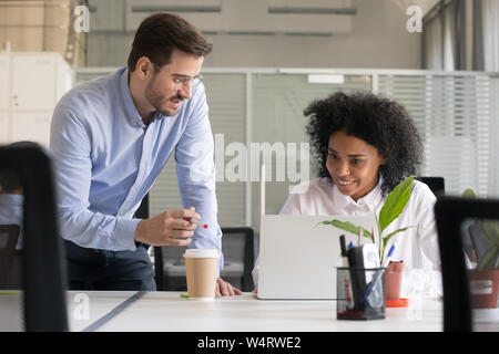 Freundlich Mentor erklären Aufgabe Afrikanische Amerikanische Mitarbeiter Stockfoto