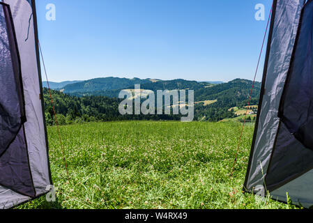 Camping touristische Zelt auf Wiese in den Bergen. Kleines Zelt in der grünen Berge von Slowenien. Entdecken, Wandern auf aktiven Familienurlaub in Na Stockfoto