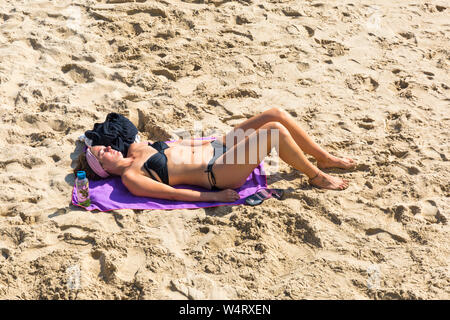 Bournemouth, Dorset UK. 25. Juli 2019. UK Wetter: Die hitzewelle weiterhin als Sonnenanbeter zu den Stränden von Bournemouth früh ihren Punkt auf eine glühend heiße und sonnige Tag am Meer Prognose zu erhalten, den heißesten Juli Tag überhaupt zu sein. Credit: Carolyn Jenkins/Alamy leben Nachrichten Stockfoto