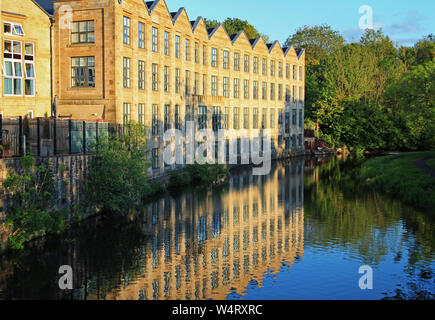 Häuser, die von der Seite des Leeds und Liverpool Canal dargestellt im Abendlicht. Dieses Gebäude war einer der Brierfield Mühlen Stockfoto