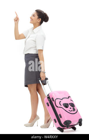 Geschäftsfrau mit Koffer und zeigen Stockfoto