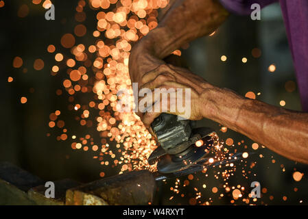 Nahaufnahme von einem Schmied arbeiten, Indonesien Stockfoto