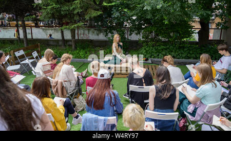 Wladiwostok, Russland - Juli 20, 2019: Festival auf das Spiel und eine Reihe von Büchern der Serie Witcher. Junge Frau in das Bild eines Elfen für Künstler posieren. Stockfoto