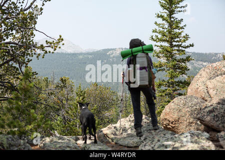 Frau und ihr Hund Wandern in den Bergen, Wyoming, United States Stockfoto