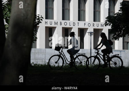 Berlin, Deutschland. 25. Juli, 2019. Zwei Frauen Zyklus Vergangenheit das Humboldt-forum. Eine neue Hitzewelle macht Deutschland Schweiß mit rekordverdächtigen Temperaturen. Quelle: Jörg Carstensen/dpa/Alamy leben Nachrichten Stockfoto