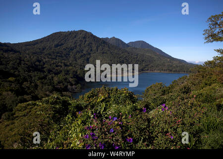 Berge rund um Lake Buyan, Bali, Indonesien Stockfoto