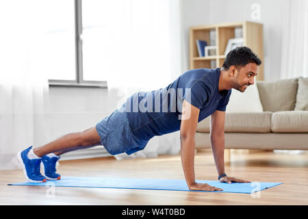 Inder tun Push-ups zu Hause Stockfoto