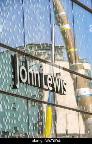 CARDIFF, WALES - Juni 2019: Auf der Außenseite der John Lewis store in 2 Einkaufszentrum der St David in Cardiff Zeichen Stockfoto