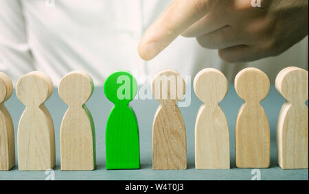Der Führer wählt die Person im Team. Talentierte Mitarbeiter. Die Einstellung von Personal. Mitarbeiter suchen. Fördern. Human Resource Management. Die Wahl eines neuen führen. Stockfoto