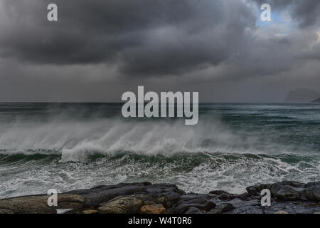 Wellen am Strand, Lofoten, Nordland, Norwegen Stockfoto