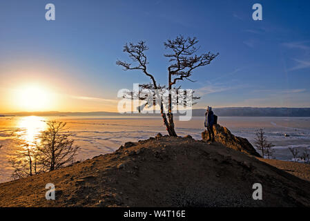 Mann auf der Insel Olchon, Baikalsee, Sibirien, Russland Stockfoto