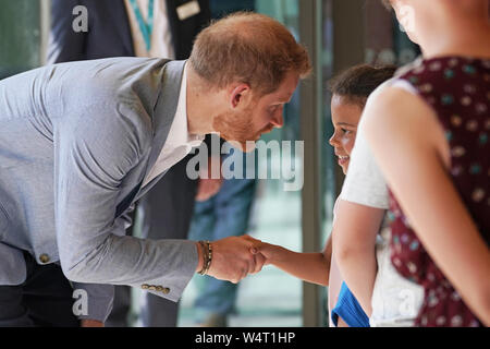 Der Herzog von Sussex trifft Kinder im Kinderkrankenhaus in Sheffield Clarkson Street, Sheffield, wo er offiziell die neuen Flügel öffnen. Stockfoto