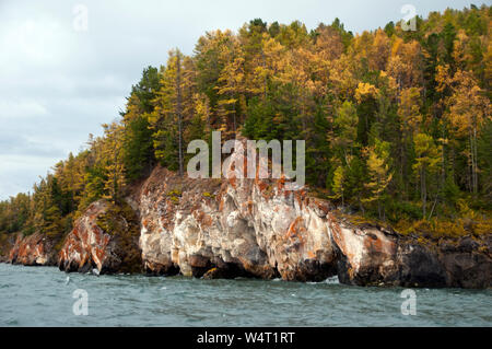 Baikalsee Russland, Landspitze mit Herbstfarben auf Chivyrkuysky Bay Stockfoto
