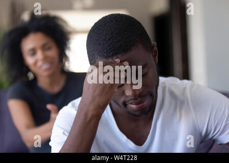 Tausendjährigen afrikanischen Paare sind Streitereien zu Hause Stockfoto