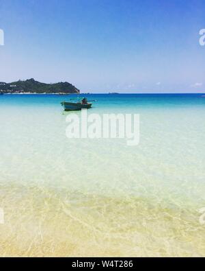 Fischerboot am Strand verankert, Koh Phangan, Thailand Stockfoto