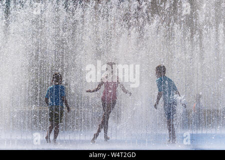 London, Großbritannien. 25. Juli 2019. UK Wetter: Kinder spielen im Wasser Brunnen bei southbank wie Großbritannien Gesichter einer der heißesten Tag seit Beginn der Aufzeichnungen mit 39 C Prognose für Donnerstag begann. Credit: Guy Corbishley/Alamy leben Nachrichten Stockfoto