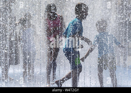 London, Großbritannien. 25. Juli 2019. UK Wetter: Kinder spielen im Wasser Brunnen bei southbank wie Großbritannien Gesichter einer der heißesten Tag seit Beginn der Aufzeichnungen mit 39 C Prognose für Donnerstag begann. Credit: Guy Corbishley/Alamy leben Nachrichten Stockfoto